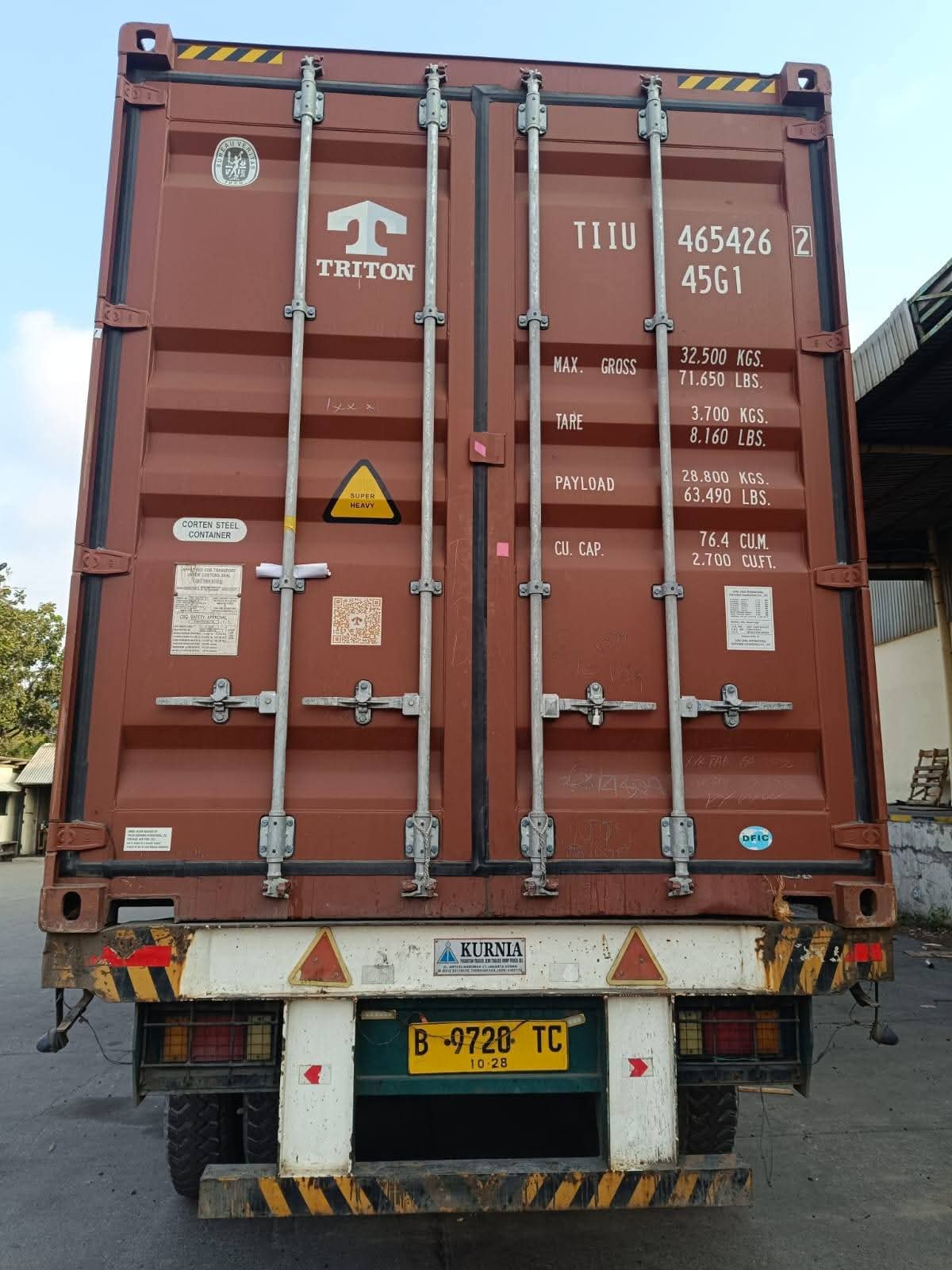 Cargo shipment via freight trucks